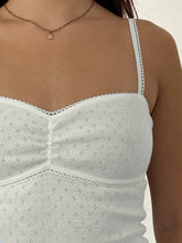 Kurzes Cami-Top mit Vintage-Spitzenbesatz